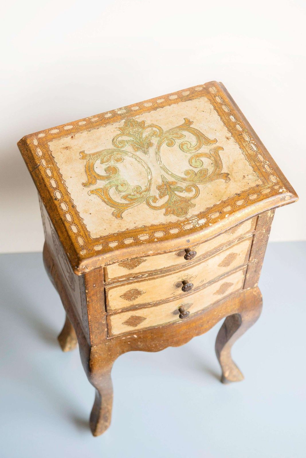 photo buy Italian Florentine Cabinet With Three Drawers – 1960s Vintage Gilt Bedside Table – Baroque Golden Lacquered Chest With Curved Legs