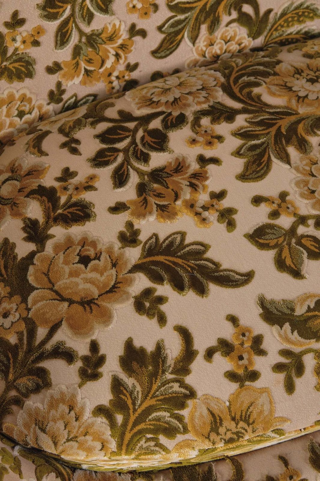 photo furniture Italian Velvet Floral Sofa 1960s