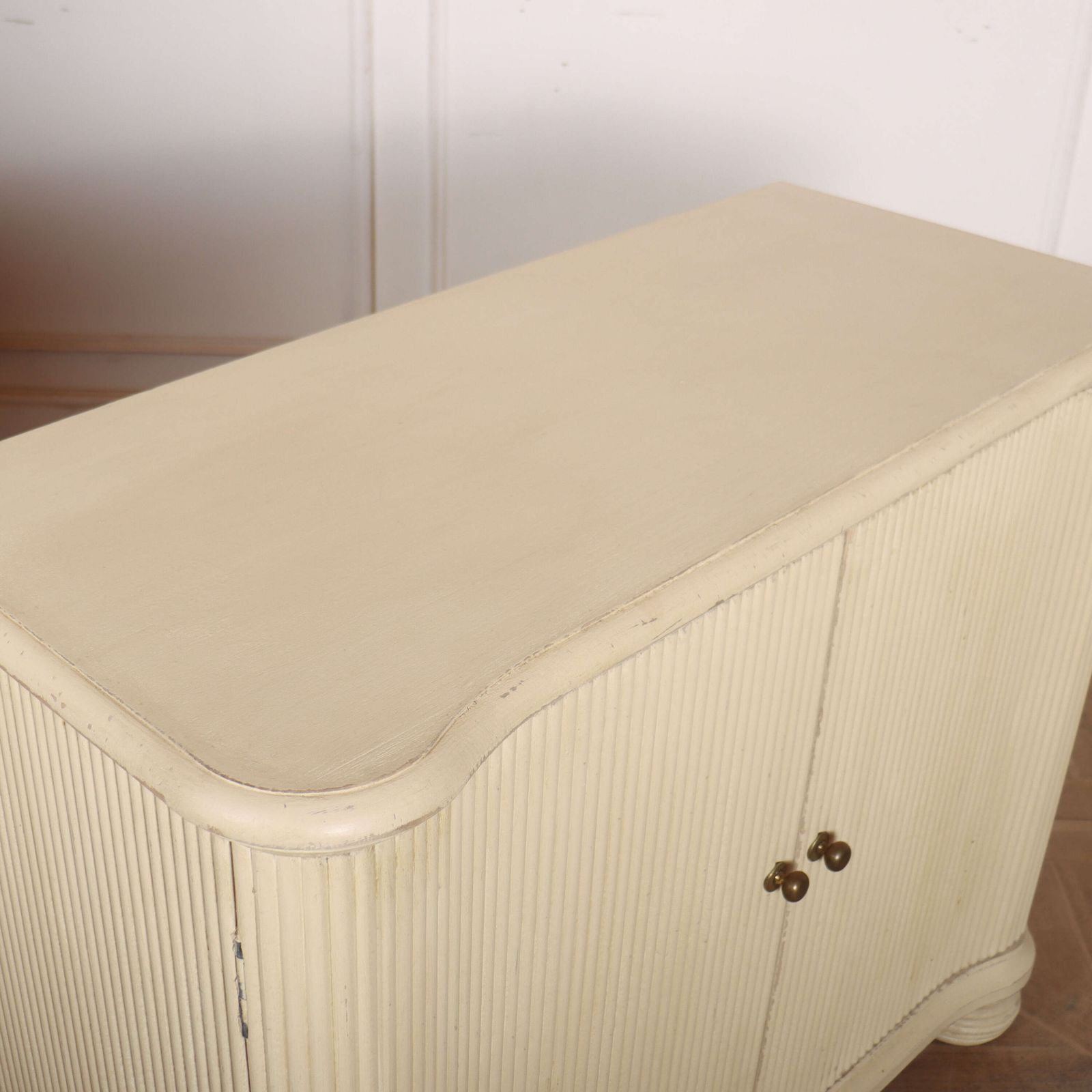 photo vinterior Bespoke Two Door Buffet