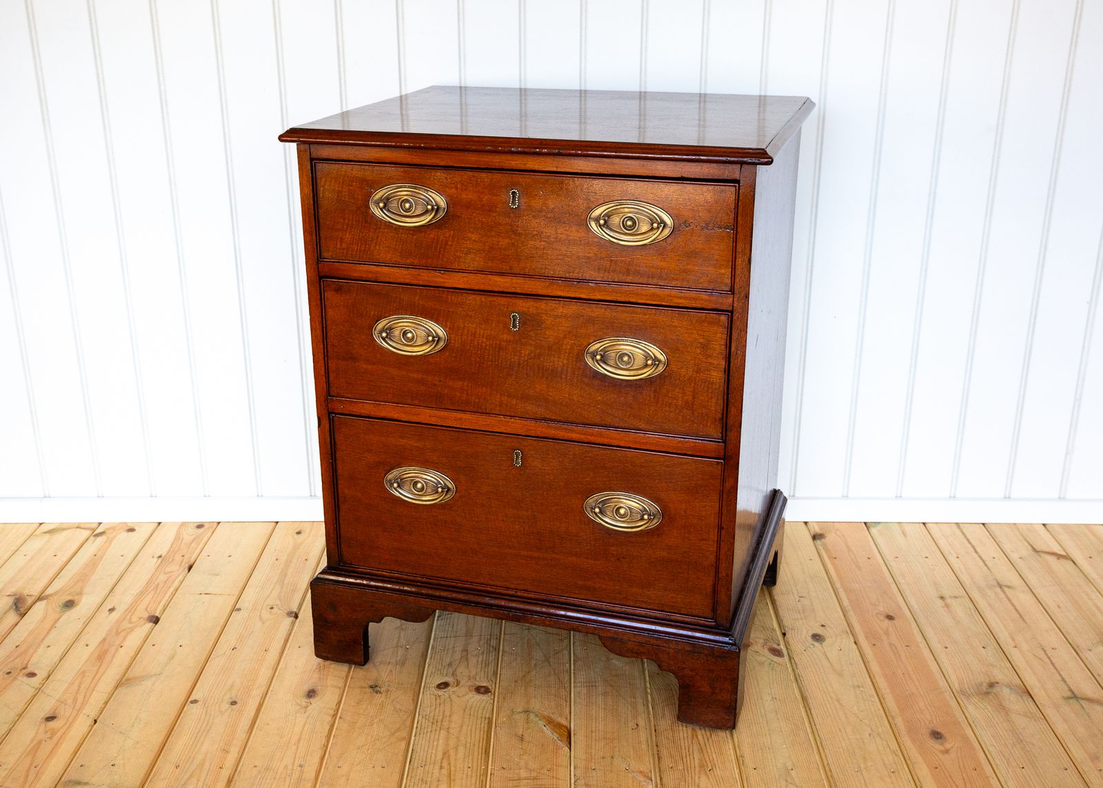 Georgian Mahogany Chest Of Drawers Country House Small Bachelor’s Office Bedside Compact Brass English Antiqu.E Early 19th Century photo furniture