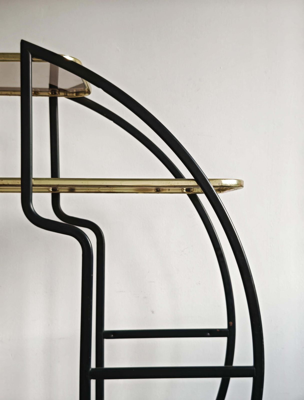 Large Hollywood Regency Round Room Divider Shelf In Black Metal And Brass photo vintage