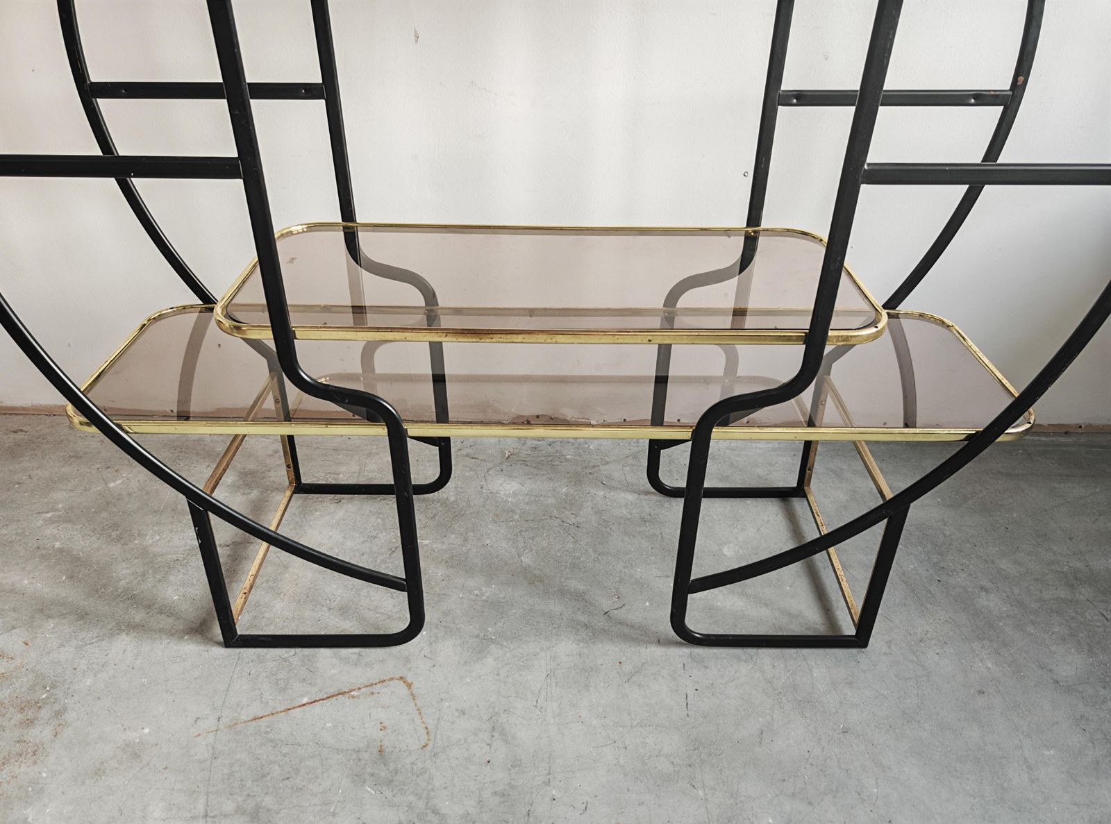 photo furniture Large Hollywood Regency Round Room Divider Shelf In Black Metal And Brass