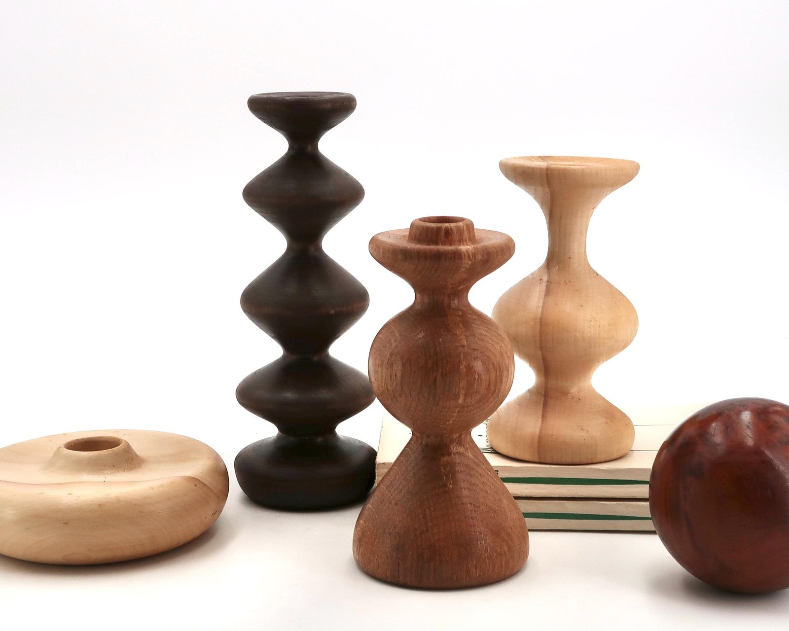 Set Van 4 Gedraaide Houten Kandelaars, Jaren 1970 / Kolom, Kandelaar, Woondecoratie, Brancusi, Scandinavische Stijl photo Woonaccessoires