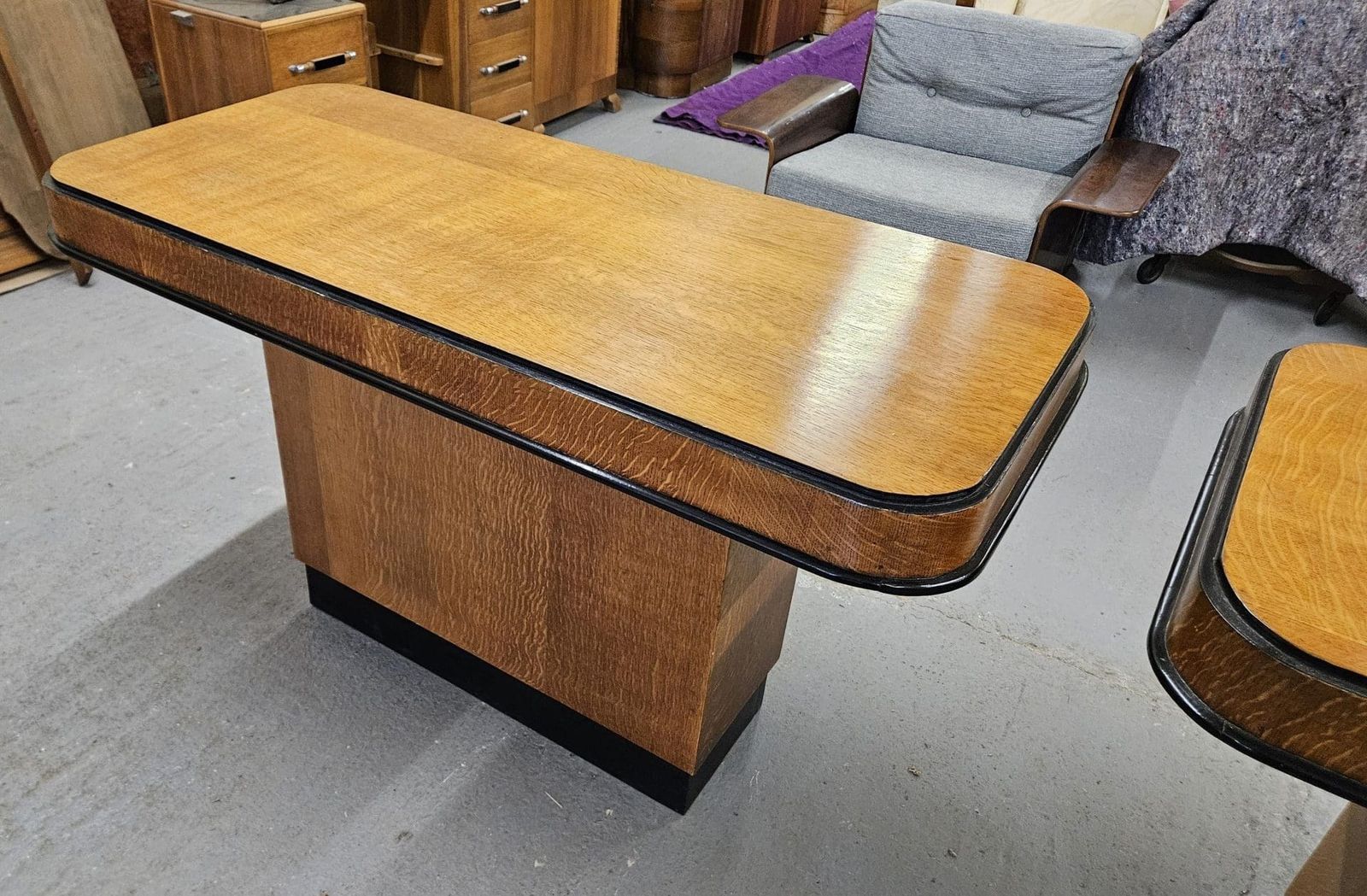 photo vintage A Pair Of Art Deco Golden Oak Console Tables