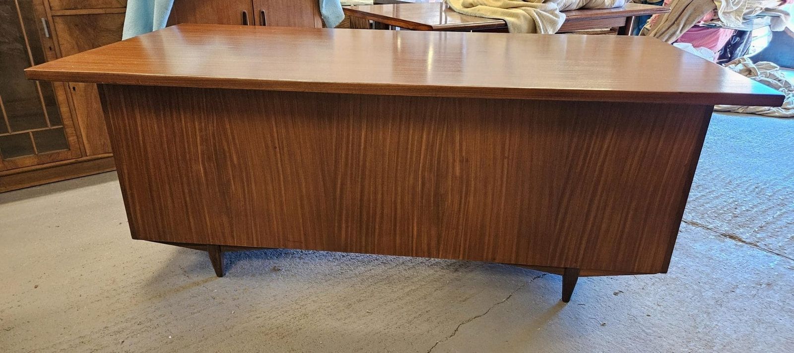 photo vintage Large Danish Mid Century Teak Desk