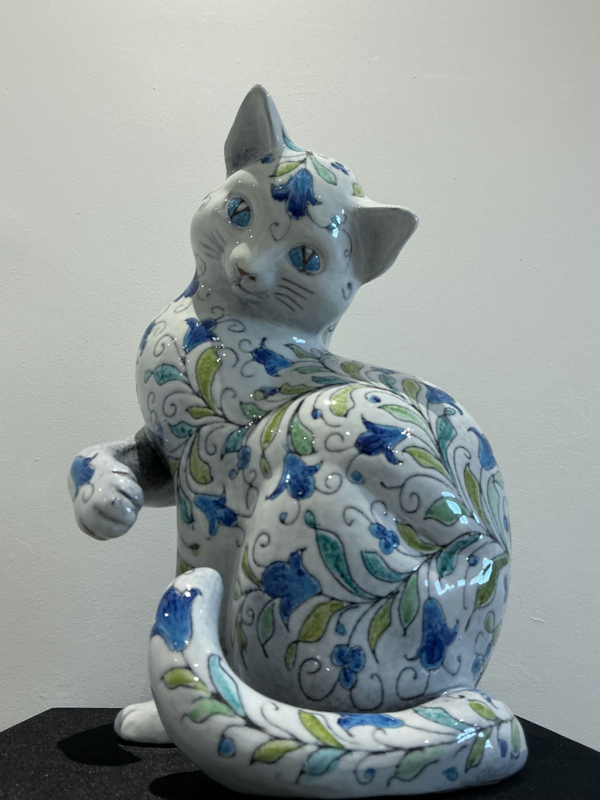 Majolica Cat Sculpture – Hand Painted Floral Glaze photo vintage