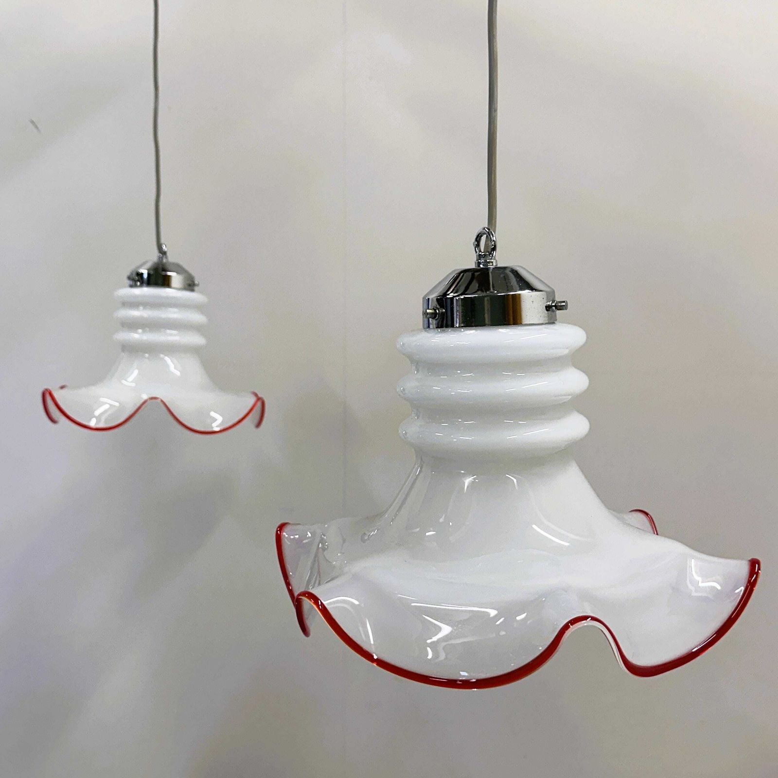Paar Italiaanse Murano Glazen Hanglampen Met Rode Rand, Jaren 1970, Italië.