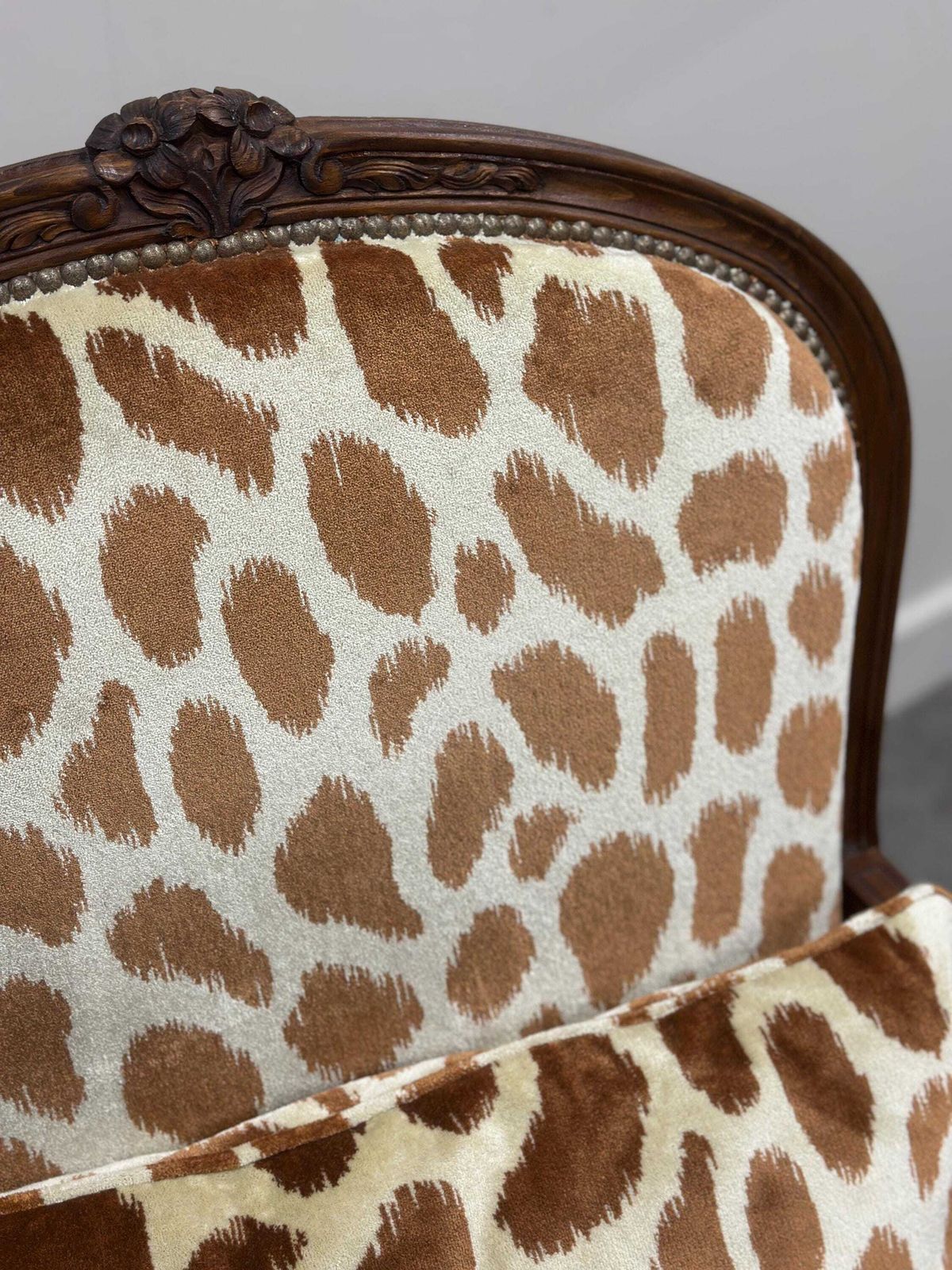 photo furniture Paar Louis XV Stijl Fauteuils Met Giraf Velours Bekleding, Frankrijk, Ca. Jaren 1950