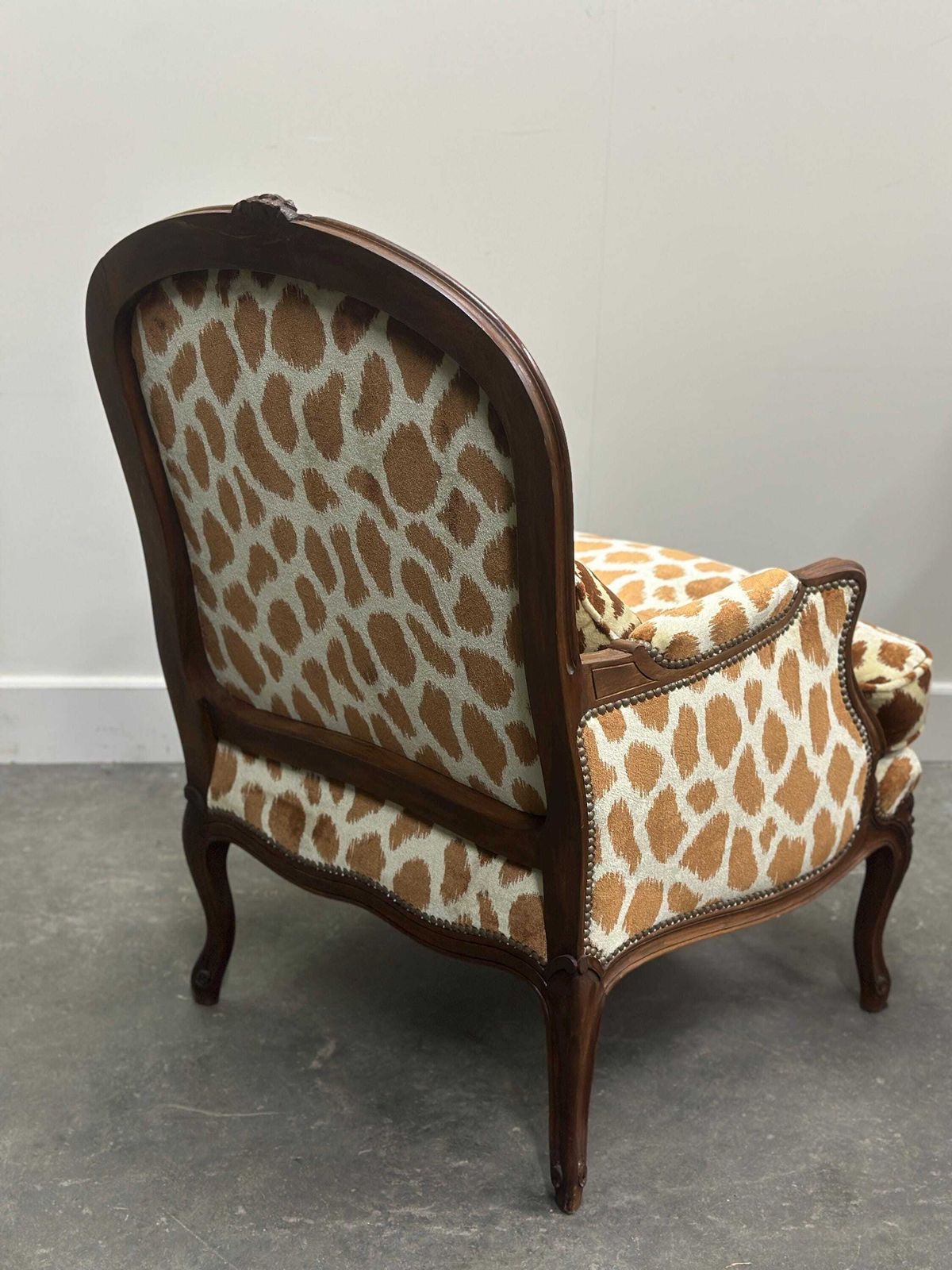 photo for sale Paar Louis XV Stijl Fauteuils Met Giraf Velours Bekleding, Frankrijk, Ca. Jaren 1950