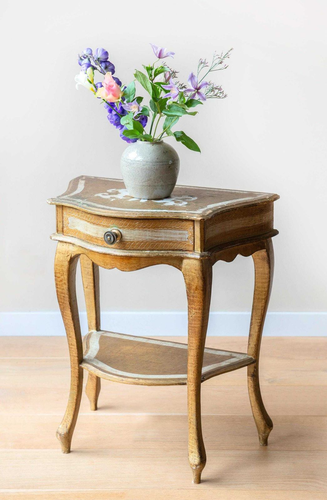 photo vinterior Florentine Giltwood End Table – Italian 1960s Vintage – Gold Nightstand Or Console Mid Century Modern