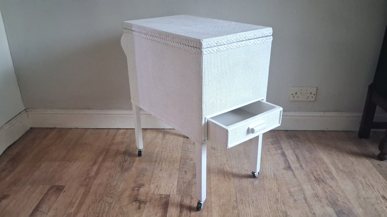 1960's Lloyd Loom ?  Bathroom Storage/Trolley , Linen/Towel Storage/Rail photo buy