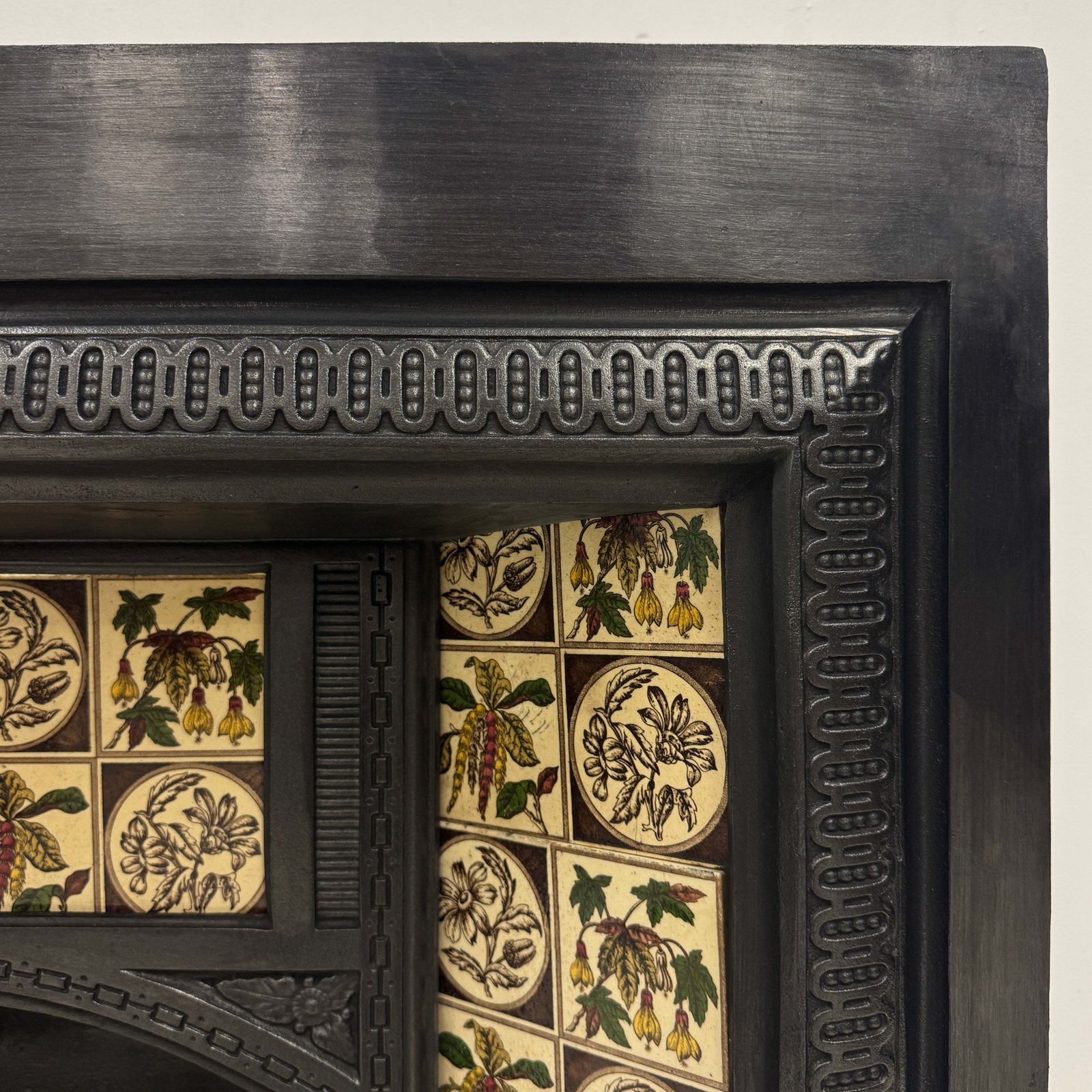 photo furniture Antique Victorian Cast Iron Floral Tiled Fireplace Insert