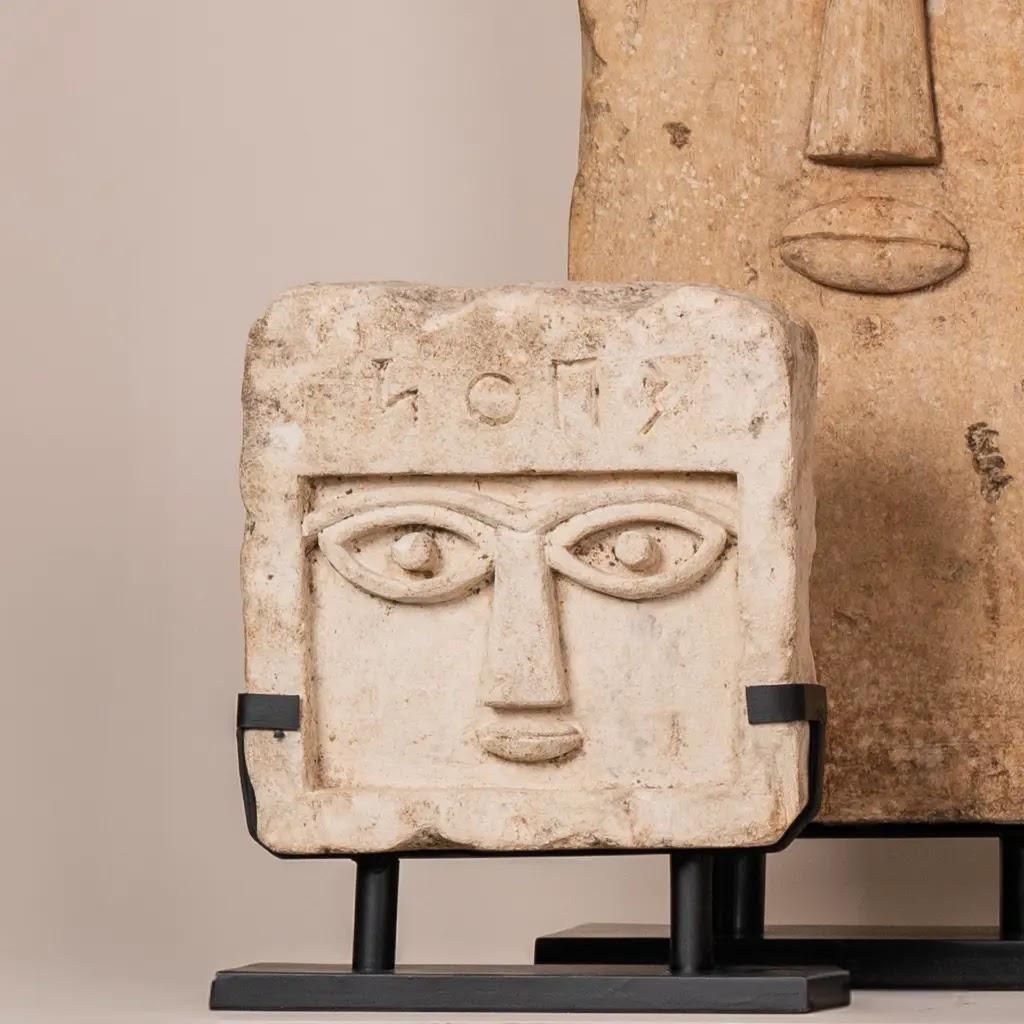Archaic Style Sculpture In Sandstone – Arcades Stele, Ancient Yemen photo vinterior