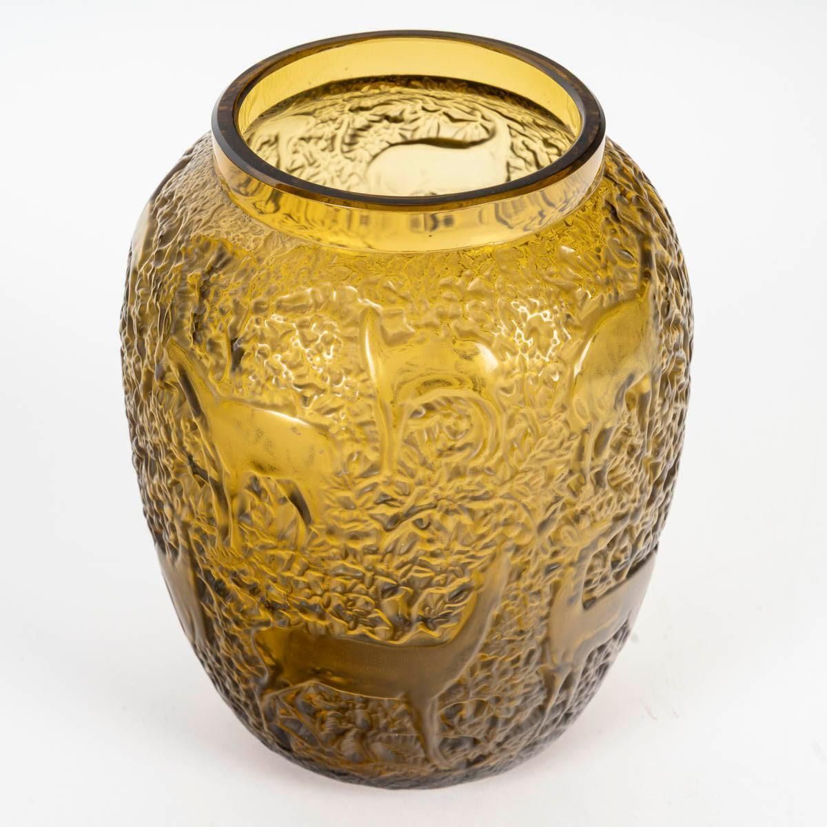 Lalique France Vase, Doe Décor In Crystal, 20th Century, Art Modern. photo for sale