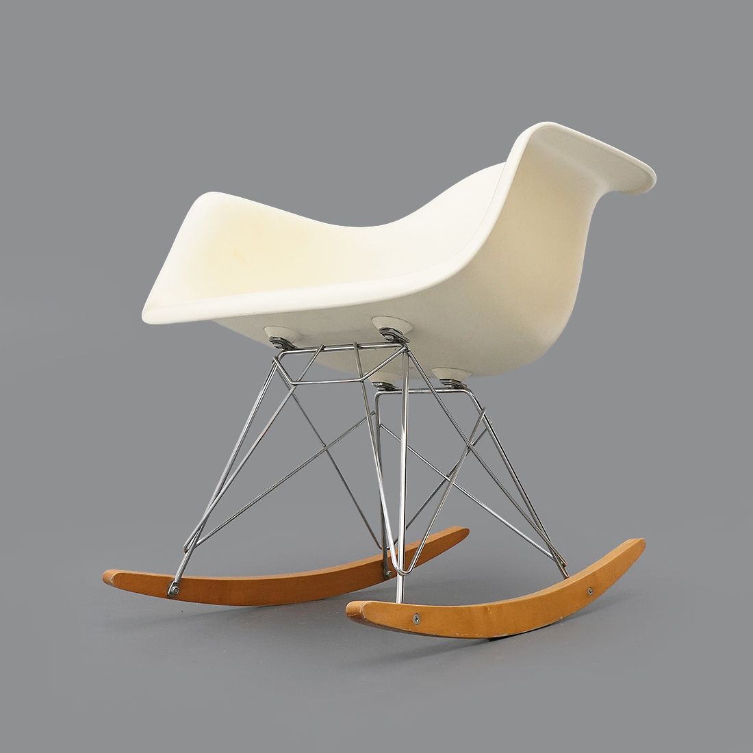 photo furniture “Rar” Rocking Chair By Charles & Ray Eames For Vitra, 1950s