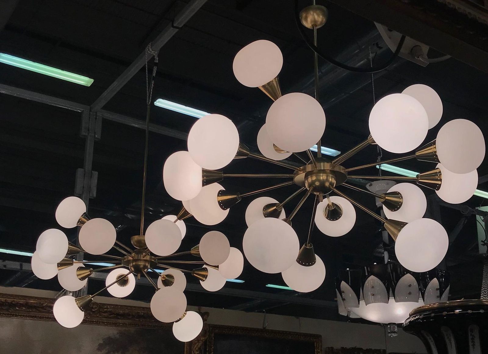 Large Mid Century Brass, Opaline & Murano Glass Sputnik Chandelier photo vinterior