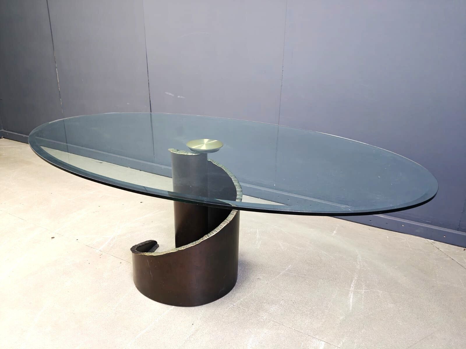 photo vinterior 1990s Brutalist Style Glass And Bronze Dining Table By Barilone For Roche Bobois