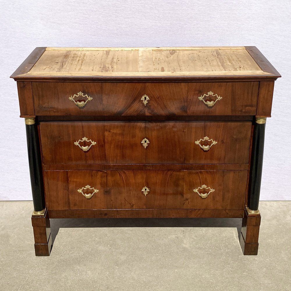 photo vintage Wooden Chest Of 3 Drawers