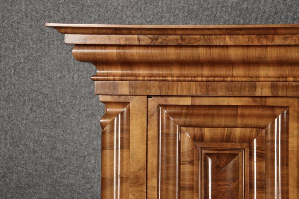 photo furniture Antique Baroque Wet Wave Cabinet In Walnut, 18th Century