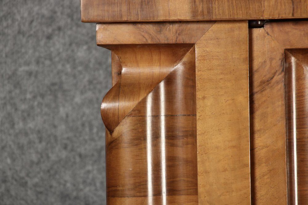 photo vintage Antique Baroque Wet Wave Cabinet In Walnut, 18th Century