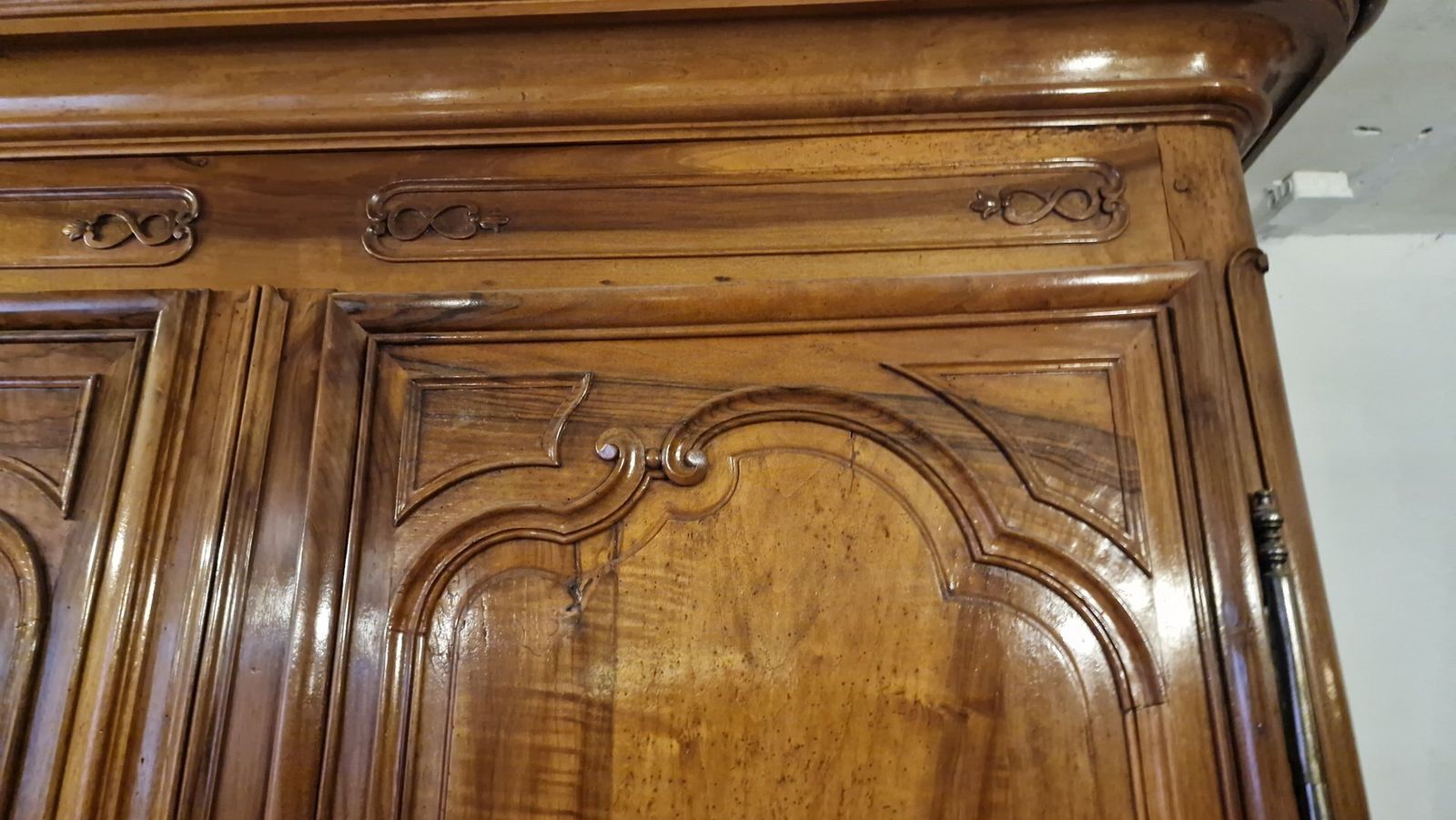 photo vinterior Antique French Baroque Cabinet In Walnut, 1750