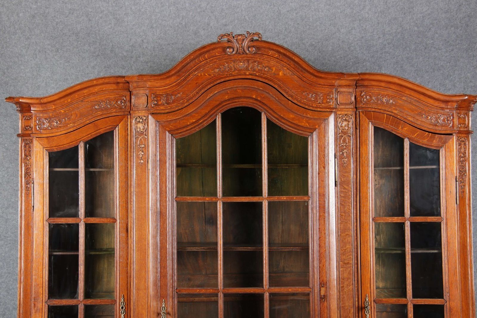 Antique Baroque Oak 3 Door Display Case With Carvings, Aachen Lüttich, 19th Century photo vinterior