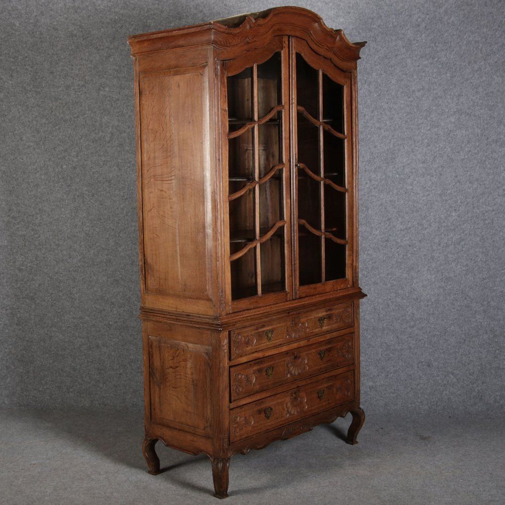 photo vintage Baroque Showcase In Oak With Rocilla Carvings, 1760s