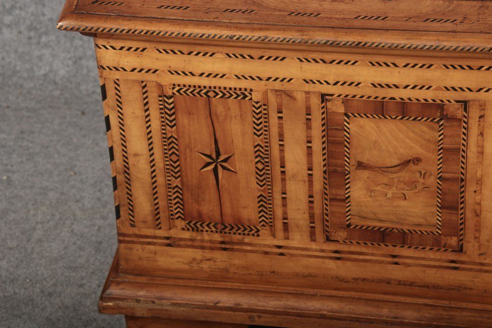 photo vintage Antique Chest In Cherrywood, 1800