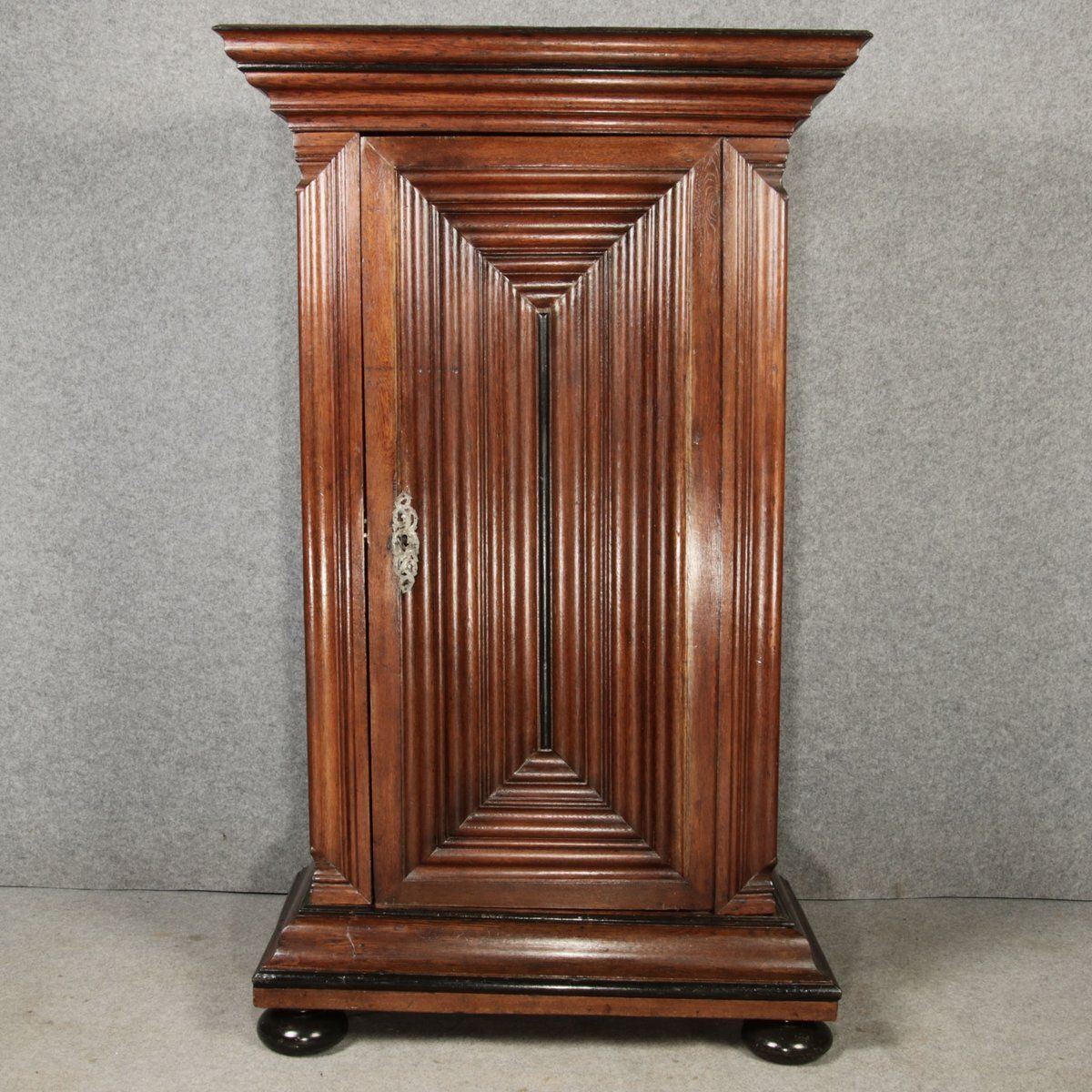 3640.0 Antique Frankfurt Wave Cabinet In Oak, 1750 photo