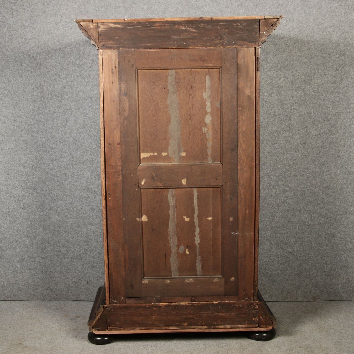 photo vinterior Antique Frankfurt Wave Cabinet In Oak, 1750