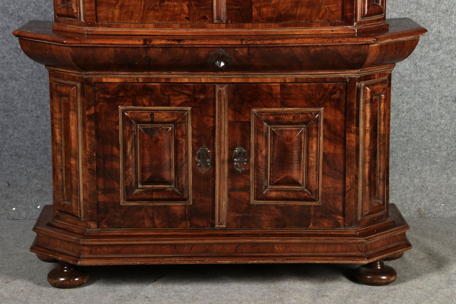 photo vintage Antique Baroque Wave Top Cabinet In Walnut, 1720
