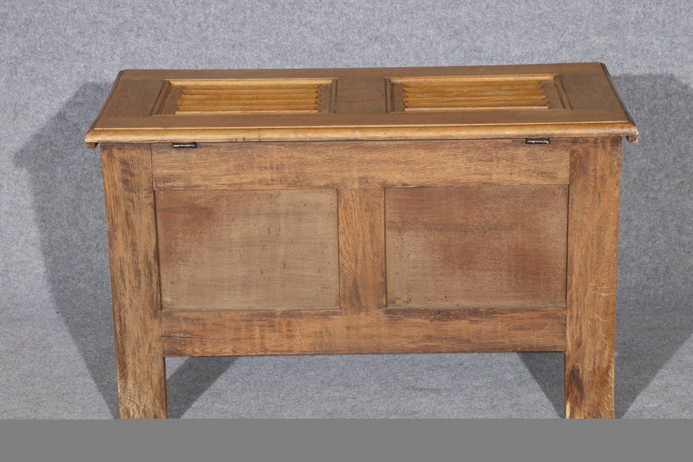 photo vinterior Renaissance Style Chest In Oak, 1940s