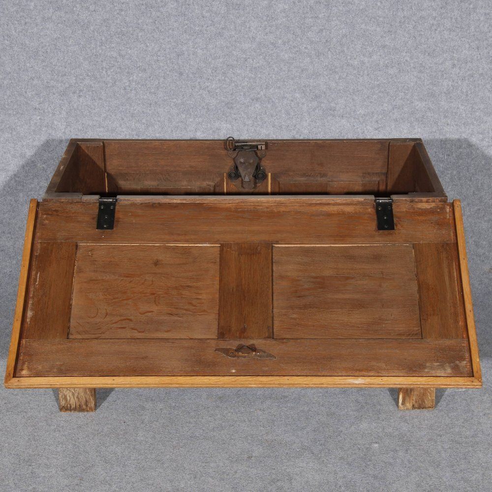 photo vintage Renaissance Style Chest In Oak, 1940s