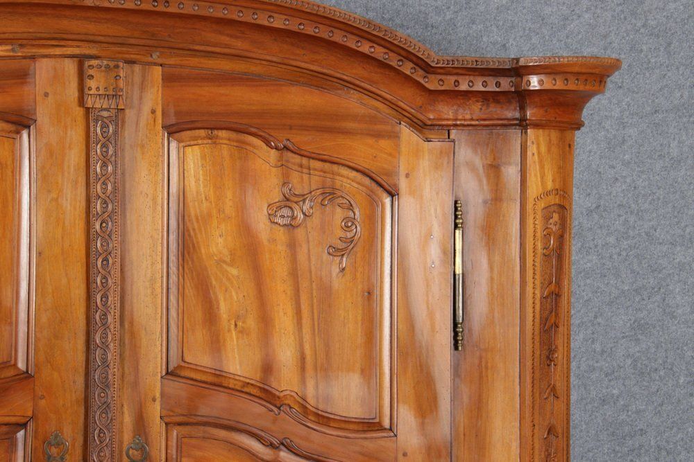 photo furniture Baroque Cabinet In Walnut With Carvings, 18th Century