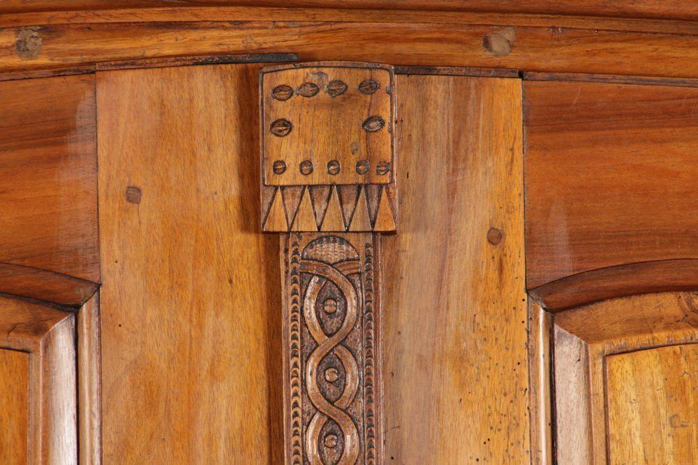 photo vintage Baroque Cabinet In Walnut With Carvings, 18th Century