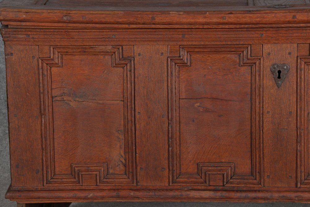 photo furniture Baroque Gallery Chest In Oak, 1750s
