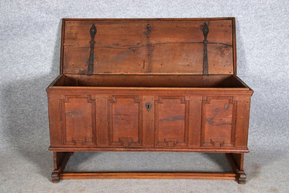 photo vinterior Baroque Gallery Chest In Oak, 1750s