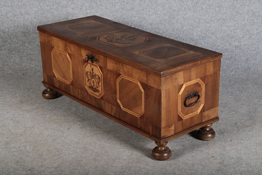 Antqiue Baroque Chest In Walnut, 1750 photo vintage