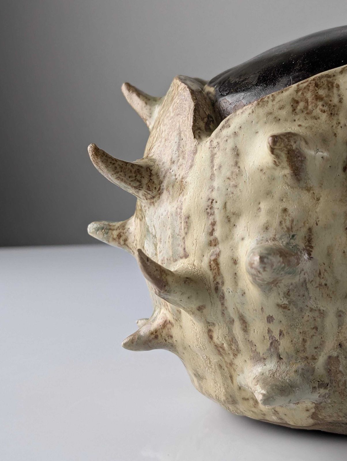 Gran Escultura De Gres Vidriado Orgánico "Castaña", Siglo XX photo furniture