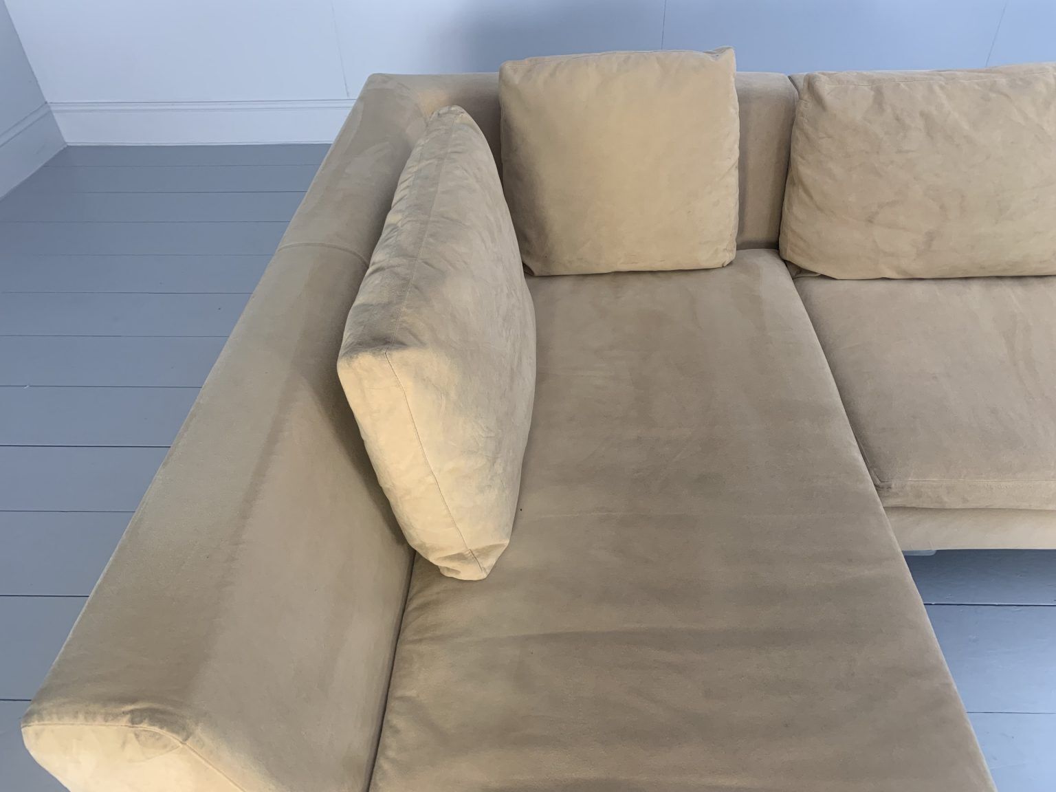 B&B Italia “Charles” Sofa – L Shape 5 Seat – In Sand Alcantara photo vinterior
