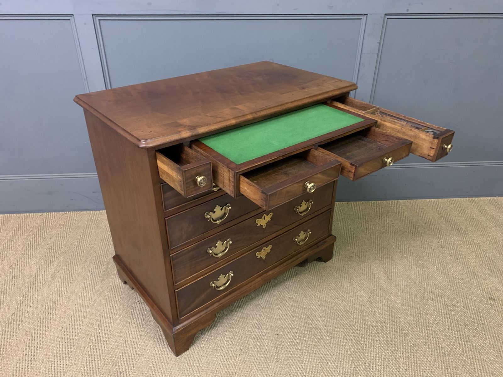 photo vintage Rare Georgian Mahogany Bachelors Chest With Writing Drawer