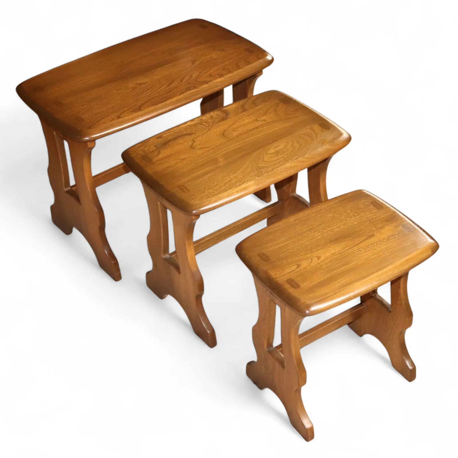 photo vintage Vintage Ercol 'Golden Dawn' Elm Nest Of Tables