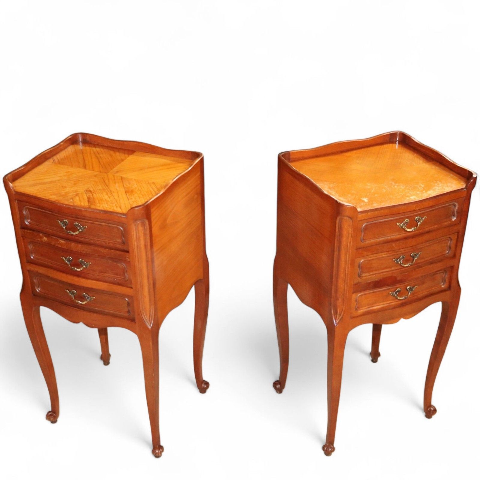 photo vinterior Pair Of Vintage French Walnut Louis XV Style Bedside Chests / Nightstands