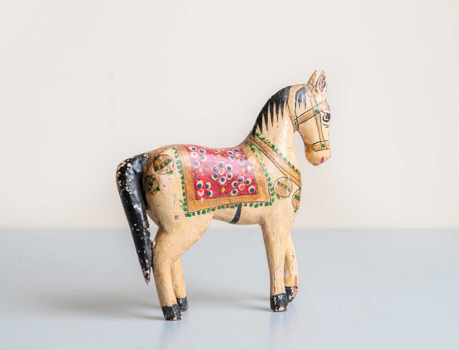 Klein Antiek Indiaas Paard, Handgeschilderd Beeldje Uit Rajasthan, Houten Ghodi Bruidspaard, Decoratief Vintage Paardensculptuur photo furniture