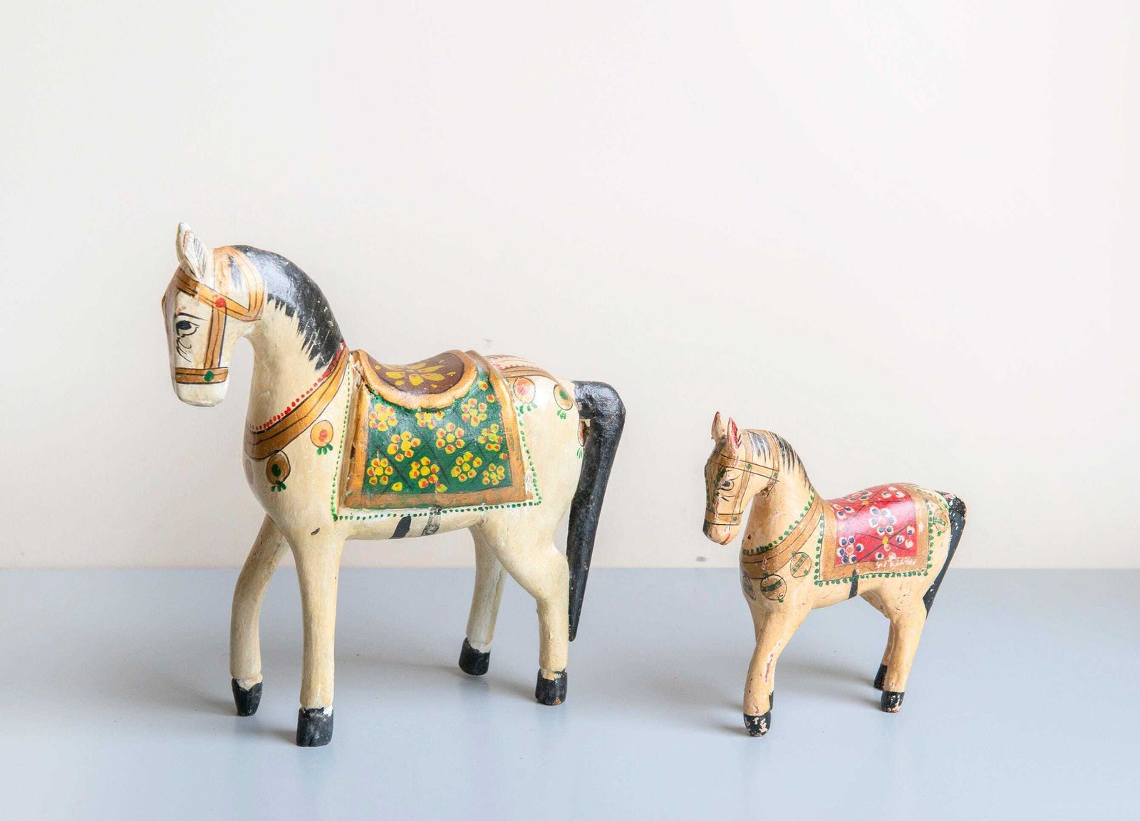 Klein Antiek Indiaas Paard, Handgeschilderd Beeldje Uit Rajasthan, Houten Ghodi Bruidspaard, Decoratief Vintage Paardensculptuur photo for sale