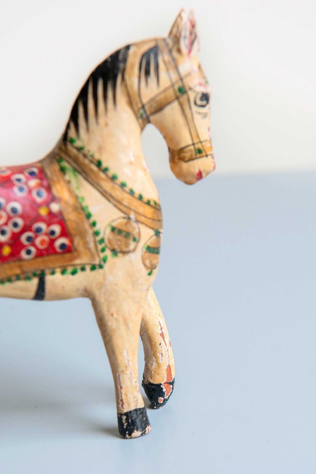 Klein Antiek Indiaas Paard, Handgeschilderd Beeldje Uit Rajasthan, Houten Ghodi Bruidspaard, Decoratief Vintage Paardensculptuur photo buy