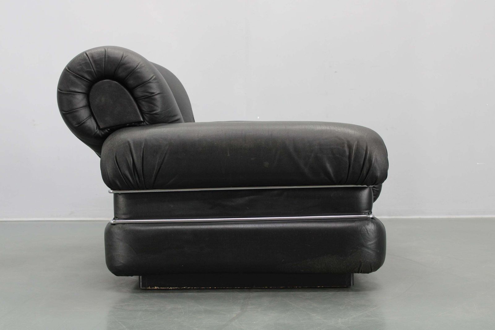 1970s Italian Pompon Armchair In Black Leatherette By Ceriotti photo vinterior