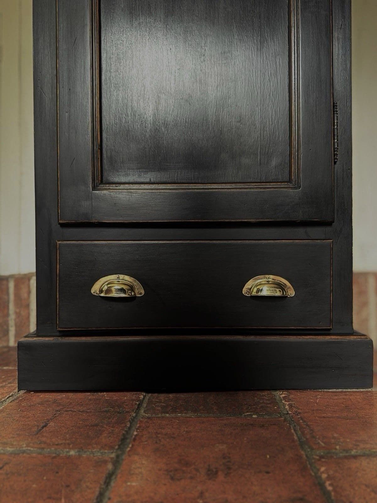 photo vintage Repro Black Antique Style Solid Oak Linen Larder Kitchen Hall Toy Cupboard