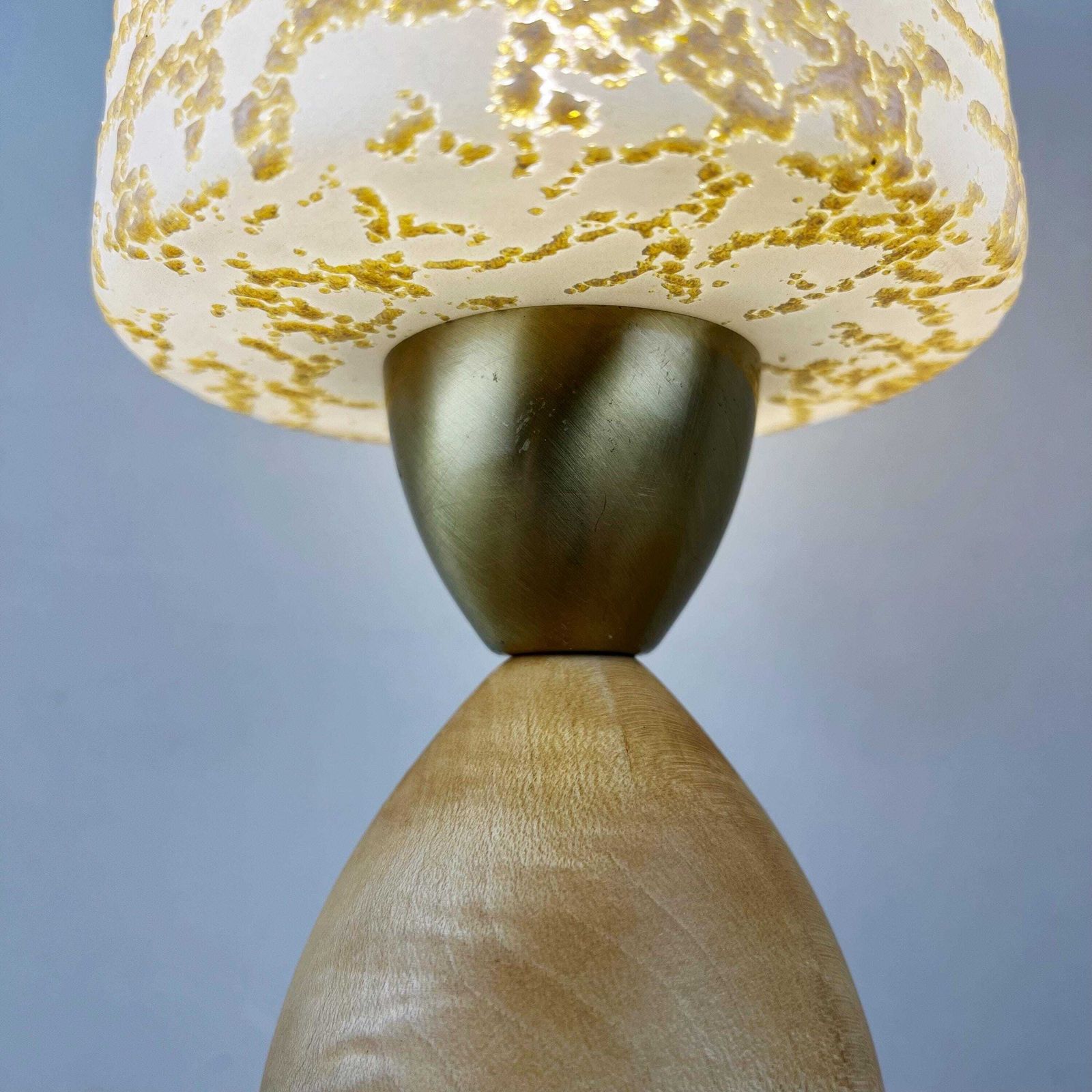 photo vintage Vintage Atomic Wooden Tripod Lamp With White & Gold Glass Shade.