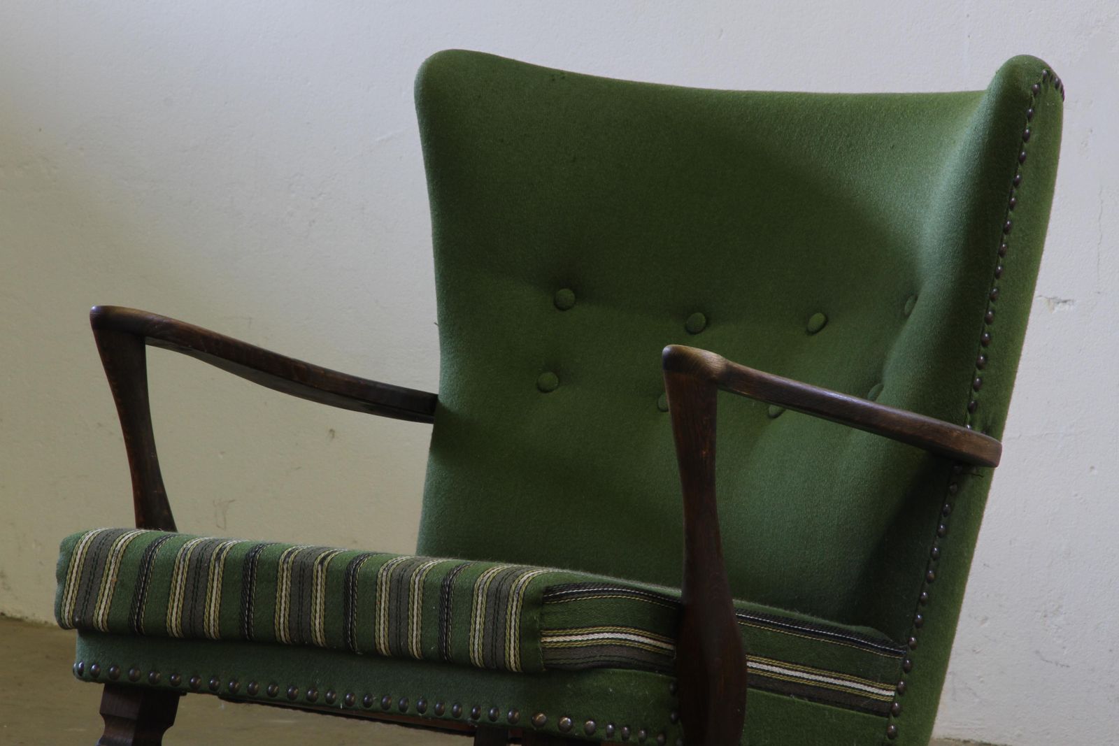 Vintage Mid Century Fauteuil, Ca. Jaren 1960, Donker Gebeitst Eiken – In De Stijl Van Viggo Boesen photo for sale